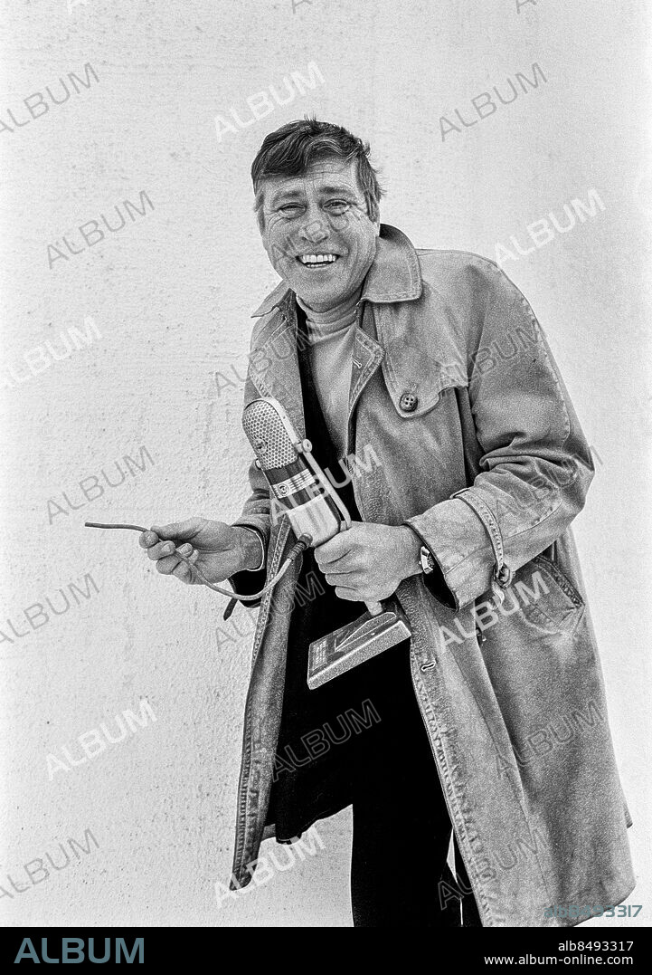 1972-01-05.. Pekka Langer, författare och radioman, radio-topp för 1971 i Röster i Radio-TV:s årliga omröstning.. Foto: Bertil S-son Åberg / RiR / SVT / Kod: 5600. Bild och reportage publ. i RiR 4/72 omslag och sid. 6-7.. RiR 20349 sv/v neg. Leende.