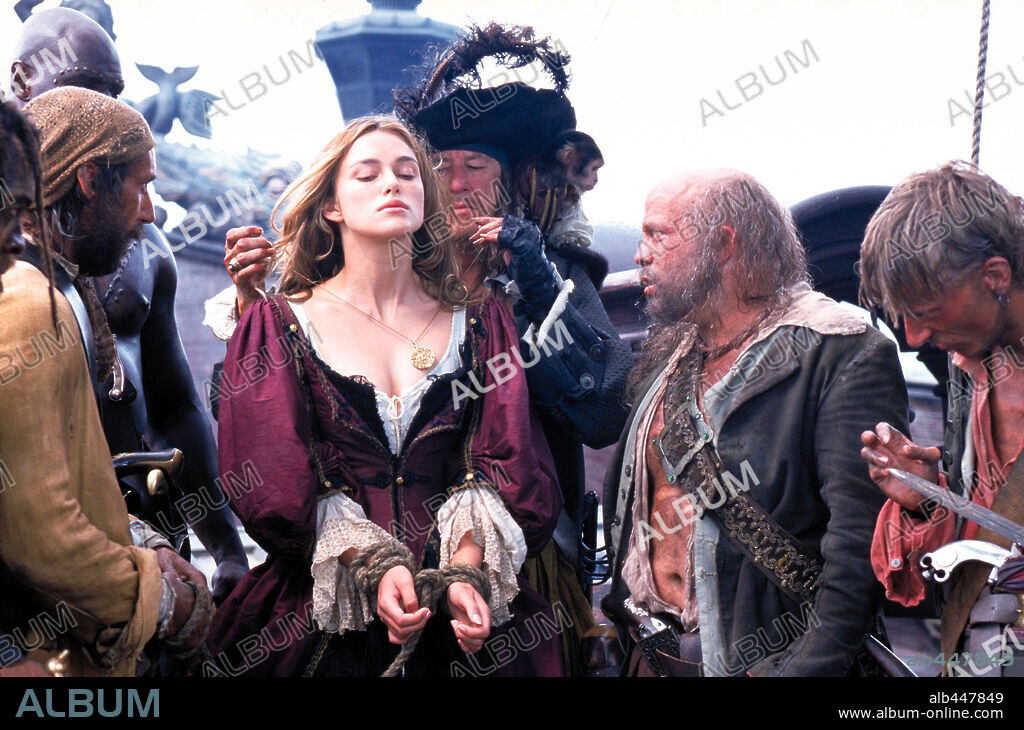 GEOFFREY RUSH und KEIRA KNIGHTLEY in PIRATES OF THE CARIBBEAN: THE CURSE OF THE BLACK PEARL, 2003, unter der Regie von GORE VERBINSKI. Copyright TOUCHSTONE PICTURES.