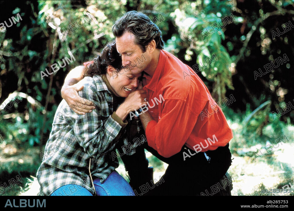 BRYAN BROWN und SIGOURNEY WEAVER in GORILLAS IN THE MIST: THE STORY OF DIAN FOSSEY, 1988, unter der Regie von MICHAEL APTED. Copyright WARNER BROTHERS / CLOSE, MURRAY.
