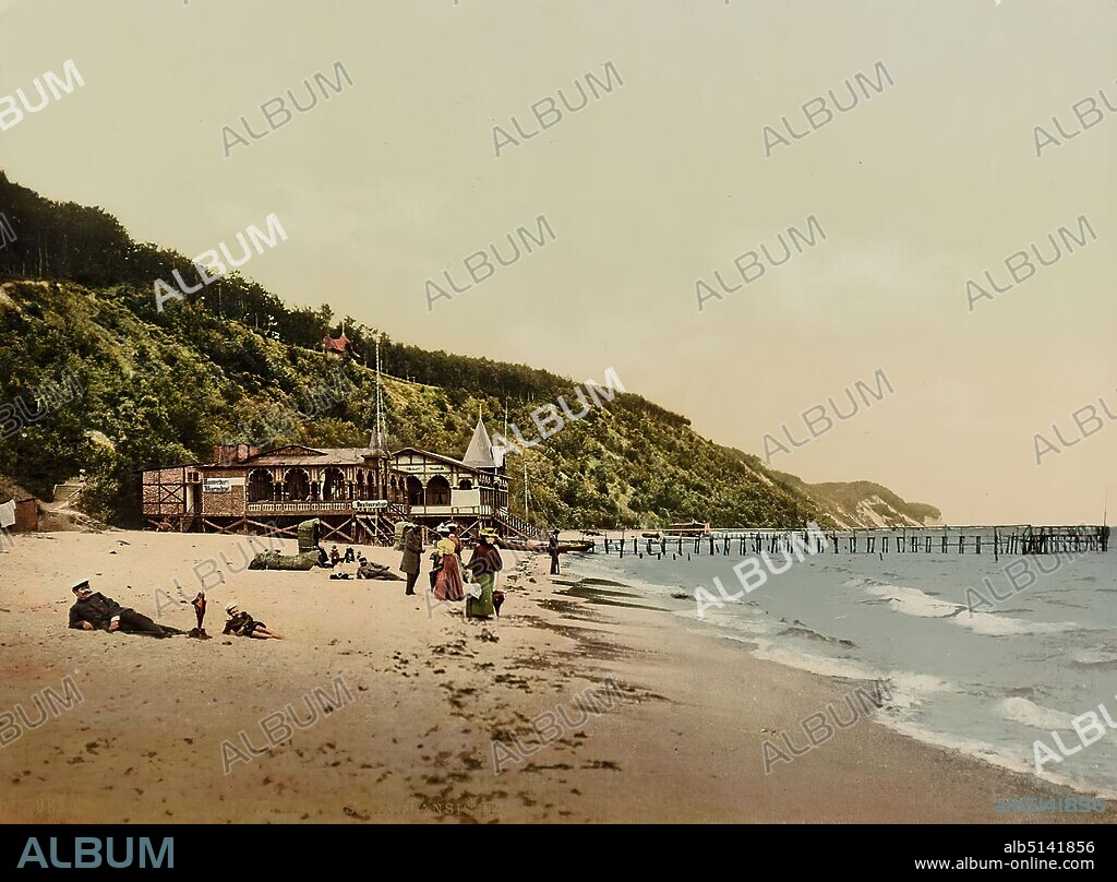 Island of Rügen. Sellin, beach view, Staatliche Landesbildstelle Hamburg, collection on the history of photography, photochrome print, total: height: 16,70 cm; width: 22,60 cm, title: recto u. li.: title, stamp of Staatliche Landesbildstelle Hamburg, travel photography, landscape photography, landscape with plants, hist. Place, town, village, hist. building, locality, street, beach, sea.