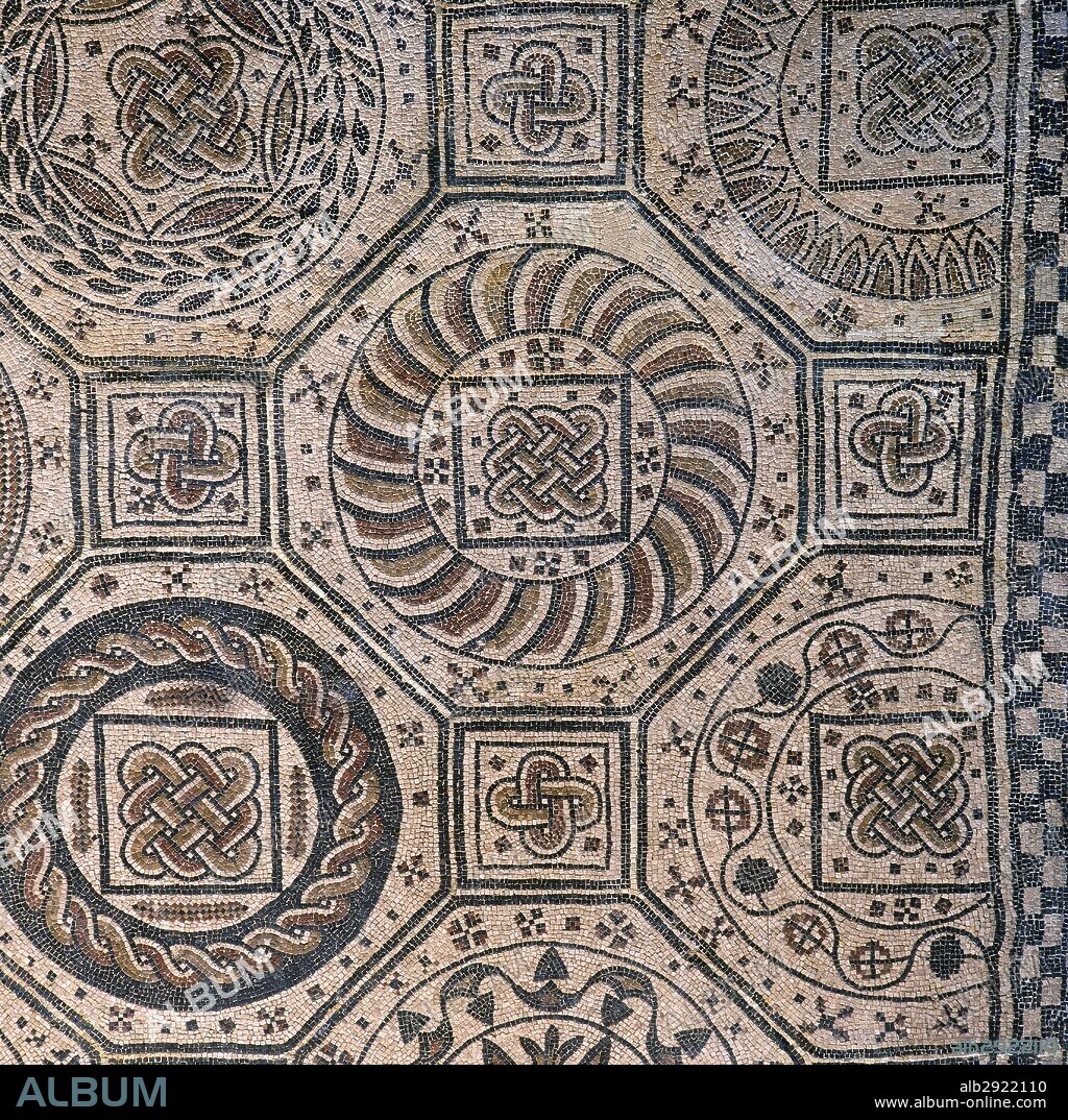 MOSAICO ROMANO del siglo IV donde se representan motivos decorativos. Procede de VILLAFRANCA. Museo de Navarra. Pamplona.