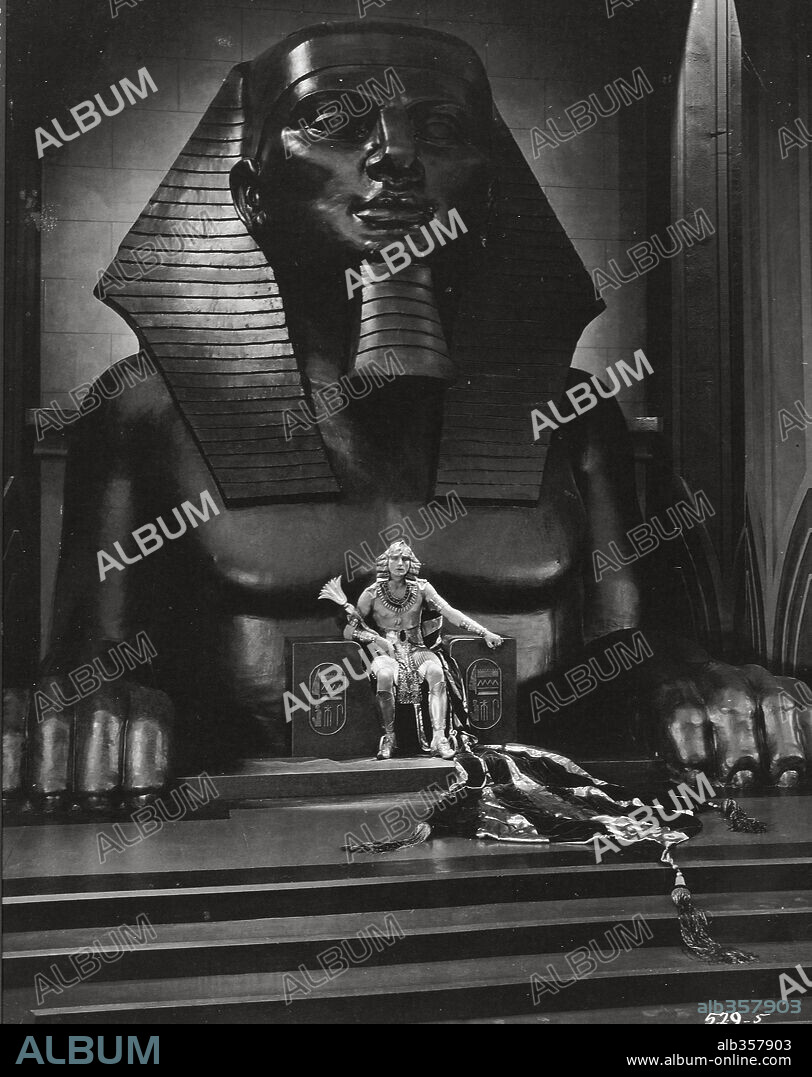 CHARLES DE ROCHE in THE TEN COMMANDMENTS, 1923, directed by CECIL B DEMILLE. Copyright PARAMOUNT PICTURES.