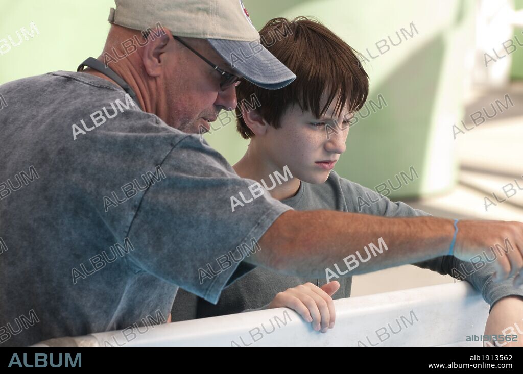 CHARLES MARTIN SMITH und NATHAN GAMBLE in DOLPHIN TALE, 2011, unter der Regie von CHARLES MARTIN SMITH. Copyright ALCON ENTERTAIMENT.