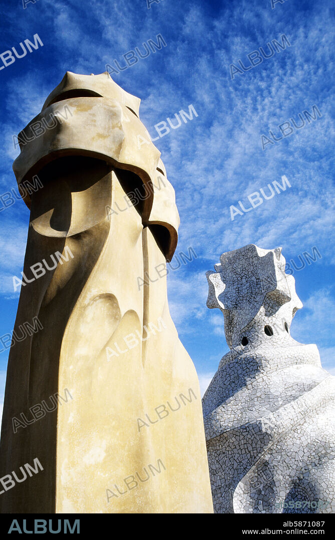 Casa Milá o Pedrera (Gaudí); terrado y chimeneas.