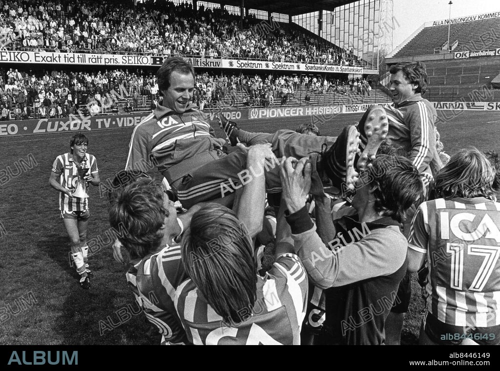 ARKIV 1982-05-23. Sven-Göran Eriksson hissas efter IFK Göteborgs finalseger i svenska cupen mot Öster på Råsunda i maj 1982, bakom dem kommer Glenn Schiller smygande med pokalen, som han placerar under Sven-Göran så han får ett blödande jack i huvudet.. Foto: Tommy Pedersen Kod: 36. COPYRIGHT SCANPIX SWEDEN.
