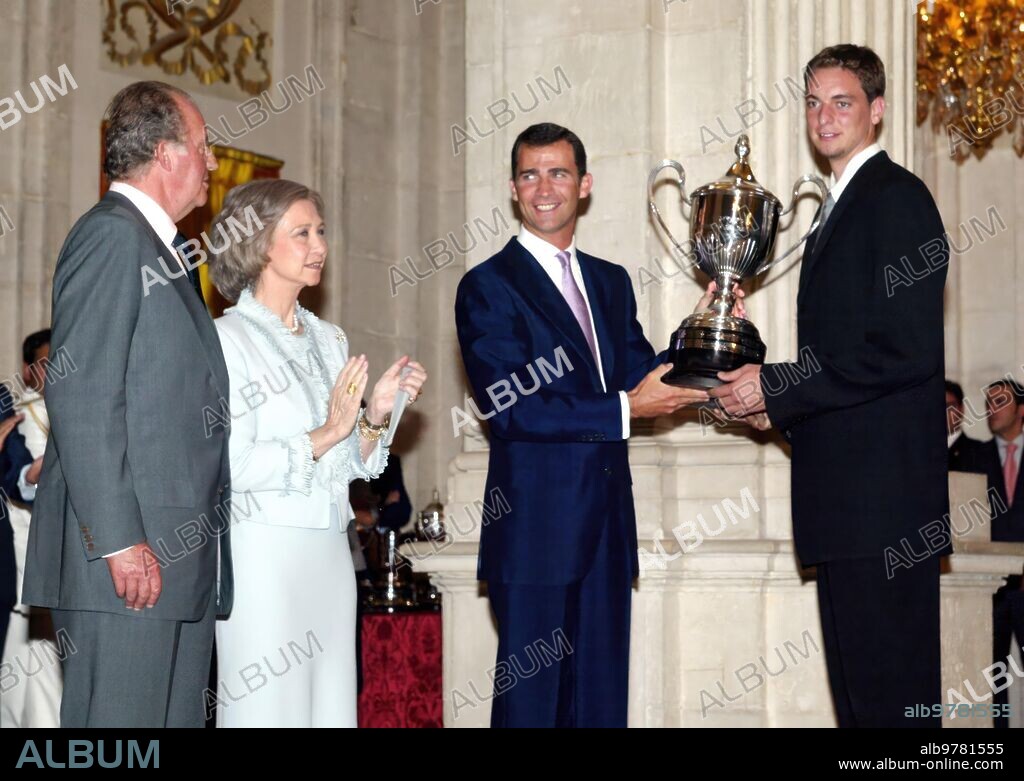 Madrid. 12, Jul. 2002.Entrega de los Premios Nacionales del deporte 2001 Presididos por los Reyes y el Principe Felipe. Premio don Felipe de Borbon: Pau Gasol.Foto: Ignacio Gil.....Archdc...