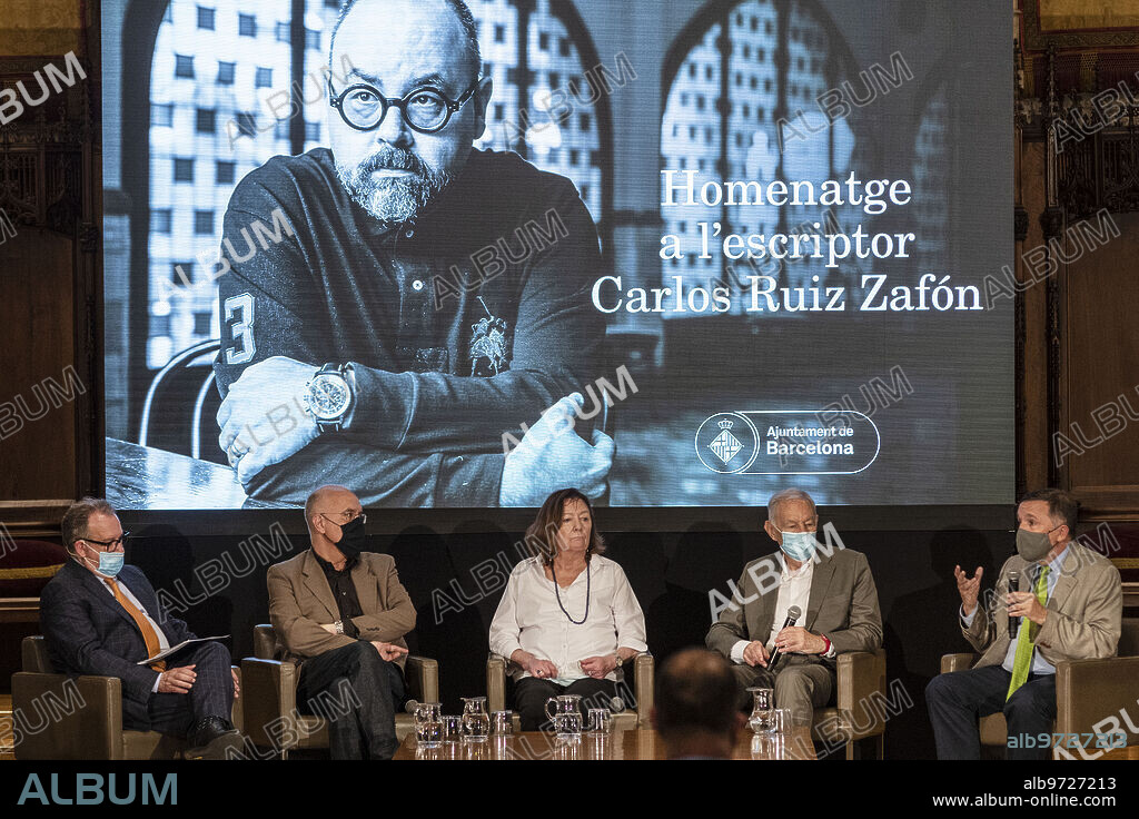 Barcelona, 17/06/2021. Homenaje al escritor Carlos Ruiz Zafón a un año de su muerte con la presencia de la alcaldesa de Barcelona Ada Colau y Mari Carmen Bellver, viuda del escritor. De izquierda a derecha, Josep Cuni, Sergi Doria, Antonia Kerrigan, Eduardo Mendoza y Sergio Vila-Sanjuán. Foto: Adrián Quiroga. ARCHDC.