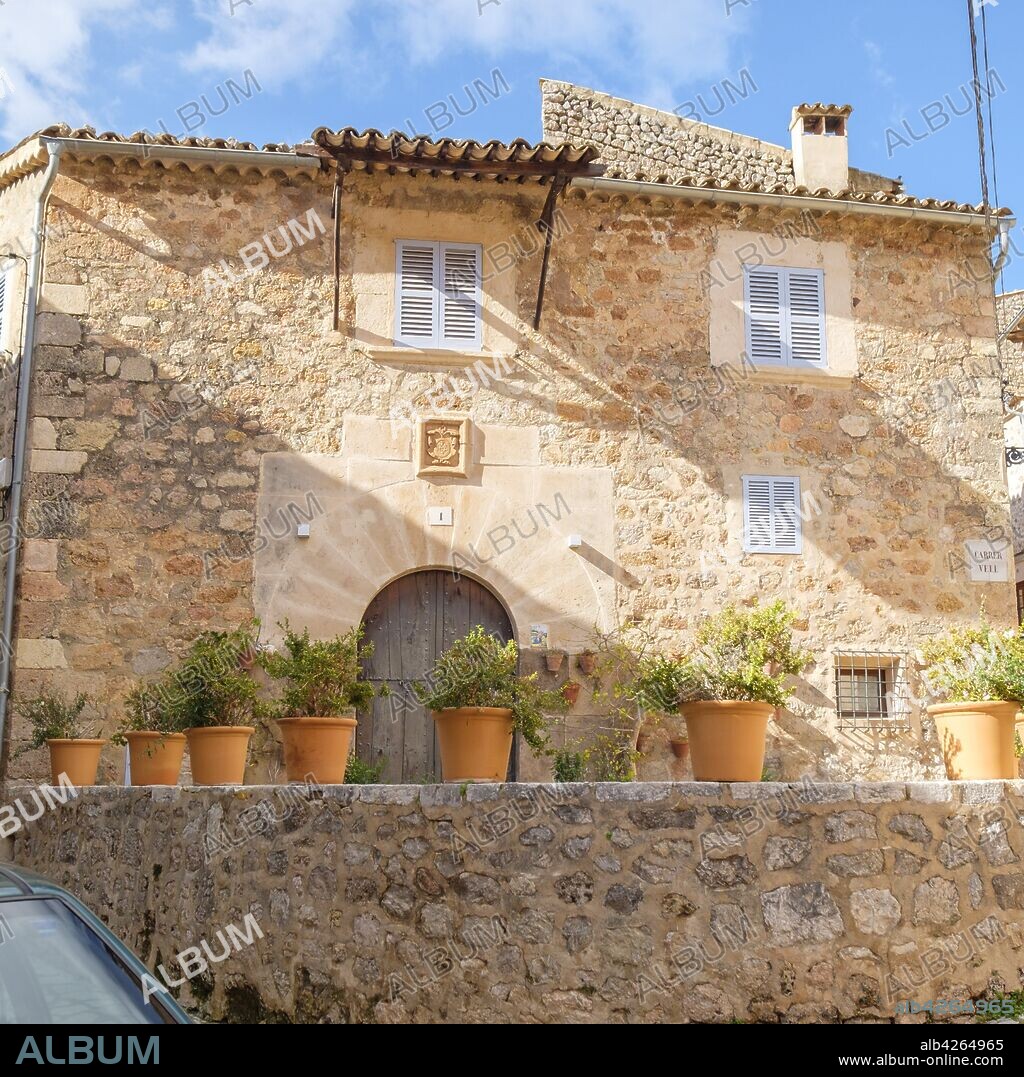 Cas Sabater Coix, casa típica del siglo XVI con escudo religioso en el dintel de la puerta, Valldemossa, Mallorca, balearic islands, Spain.