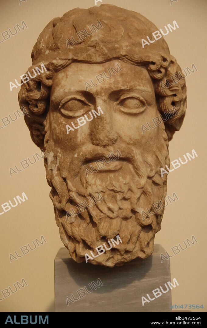 ARTE GRIEGO. Cabeza de un DIOS con barba en mármol pentélico que representa a ZEUS o HERMES. Puede que esté dedicada por Python de Abdera en Tracia. Parece un trabajo del escultor pario Euphron. Fechada entre 450-440 a. C. Localizada en el santuario de Eetioneia en el Pireo. Museo Arqueológico Nacional. Atenas. Grecia.