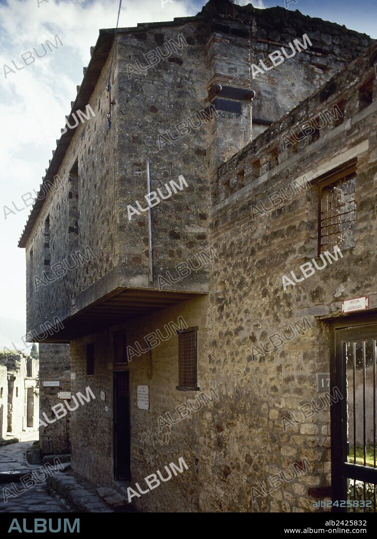 ARTE ROMANO. ITALIA. Exterior de un "LUPANAR", término con quese indicaban las casas de placer. De dos plantas, se caracterizaban por tener pequeñas salas oscuras, y una sala de espera con retretes. Son famosos los frescos con escenas eróticas que decoraban las paredes de las cámaras. POMPEYA. La Campania.
