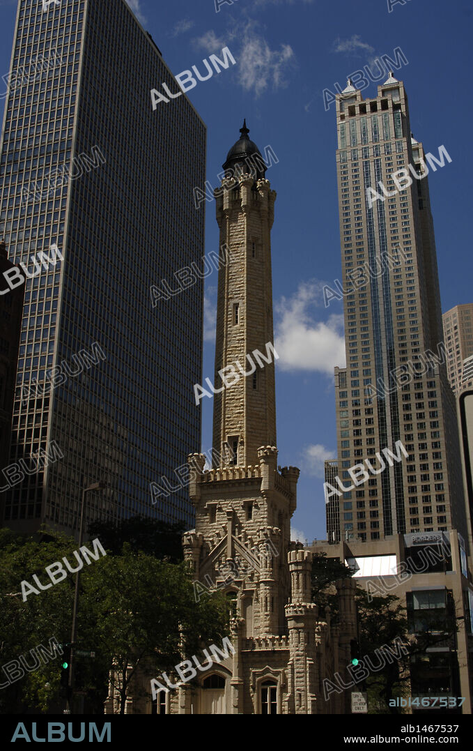 ESTADOS UNIDOS. CHICAGO. Vista de la TORRE DEL AGUA (WATER TOWER), construída a finales del siglo XIX. Situada en la Avenida Michigan. Estado de Illinois.