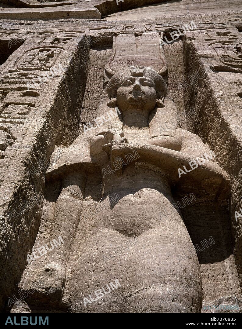 DETALLE DE NEFERTARI CON ATRIBUTOS DE HATHOR, CON DISCO SOLAR ENTRE DOS ALTAS PLUMAS Y CUERNOS DE VACA SITUADA EN LA FACHADA DEL TEMPL - FOTO AÑOS 80.