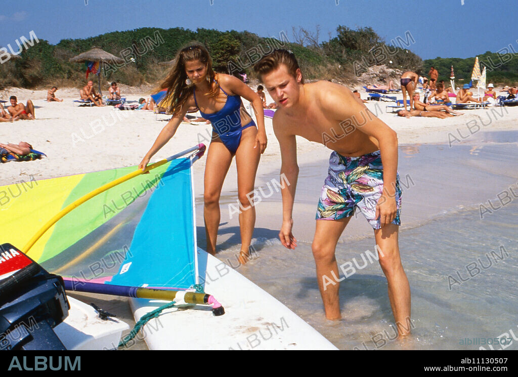 Hendrik Martz and Juliane Rautenberg try windsurfing on holiday in Mallorca, Spain 1988. (original german headline: Hendrik Martz und Juliane Rautenberg im Urlaub).