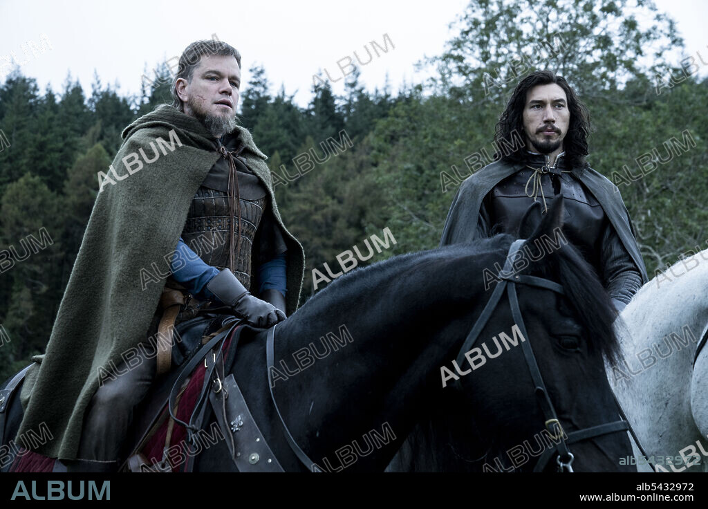 ADAM DRIVER and MATT DAMON in THE LAST DUEL, 2021, directed by RIDLEY SCOTT. Copyright Pearl Street Films / 20th Century Studios.