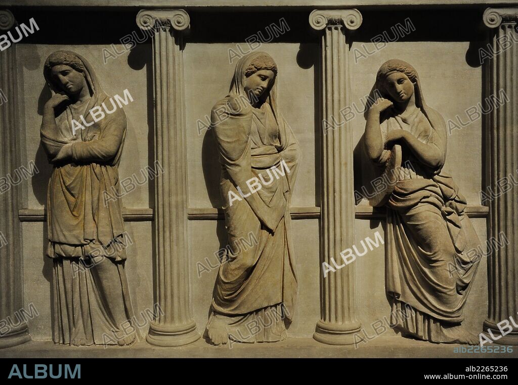 ARTE GRIEGO-HELENISTICO. TURQUIA. SARCOFAGO DE LAS PLAÑIDERAS o SARCOFAGO DE LAS MUJERES DE LUTO (mediados s. IV a. C.). Cuatro mujeres que lloran la muerte de su esposo. Se cree que eran sus esposas concubinas, que formaban parte del harén. Detalle. Procedente de Sidón (Sayda). Museo Arqueológico. Estambul. Turquía.