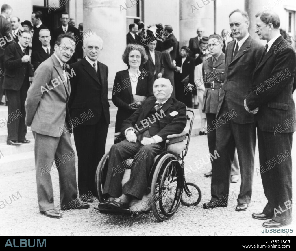 Physicists Schrodinger, Born, Lonsdale and Ewald with the Irish President Hyde (in wheelchair) and Prime Minister De Valera (far right). Erwin Schrodinger worked on quantum theory and was awarded the 1933 Nobel Prize for Physics. Max Born also worked on quantum theory and won the same award 21 years later. Kathleen Lonsdale worked on X-ray crystallography, and was the first woman to be elected a Fellow of the Royal Society in 1948. Peter Paul Ewald worked on X-ray crystallography also. Photographed in Dublin, Ireland, in 1943.