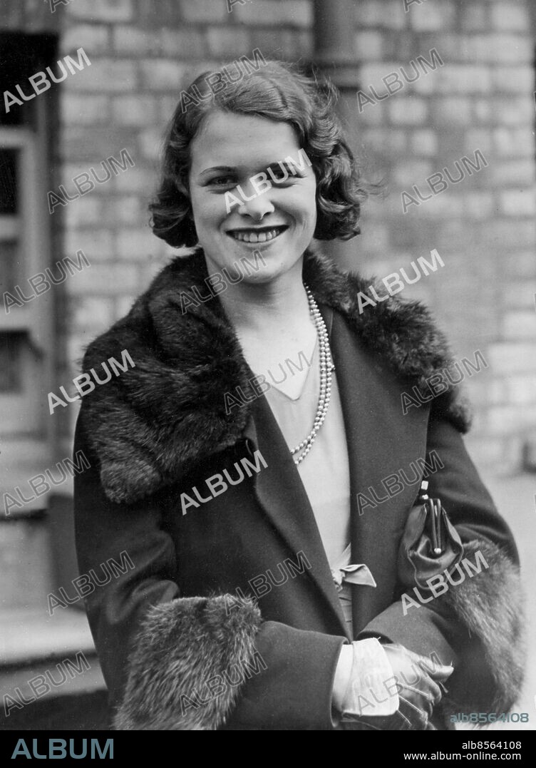 Orig. bildtext... 19-YEAR-OLD GIRL FROM LITHUANIA WINS THE ROYAL ACADEMY OF DRAMATIC ARTS GOLD MEDAL. 1.4.31. Miss Betty Lynne, a charming girl from Lithuania was yesterday awarded the Gold medal of the Royal Academy of Dramatic Art. Miss Lynne, who played the part of Antonia Sanger, of The Constant Nymph, was ajudged by Sir Barry Jackson, Miss Gladys Cooper, and Mr. John Gielgud. Miss Lynne's real name is Karkinianis, and was educated in Lithuania and Berlin, and has only been just under 7 years in England. She won this medal from hundreds of students. O.P.S. Miss Betty Lynne photographed at the Royal Academy of Dramatic Art this morning. Anm. Leende Pärlhalsband CD576 persons: BETTY LYNNE sites: LITAUEN*;LONDON;STORBRITANNIEN.