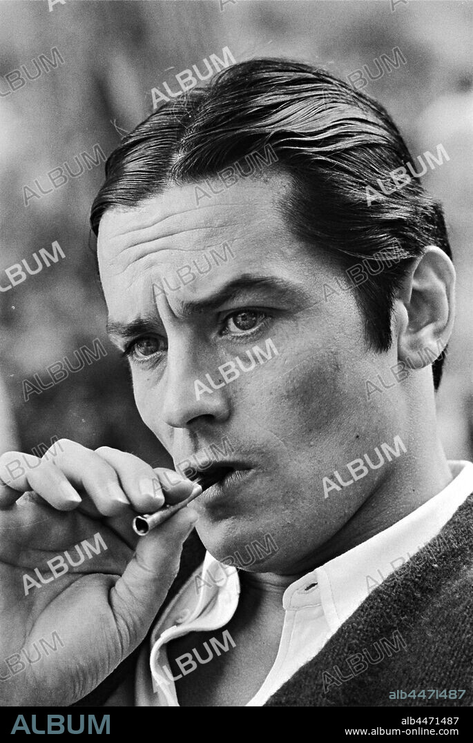 ALAIN DELON in BORSALINO, 1970, directed by JACQUES DERAY. Copyright ADEL PRODUCTIONS.