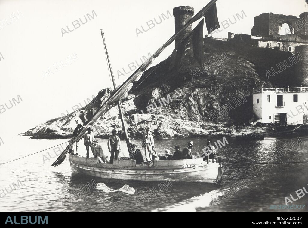 Catalunya. Girona. Llagut, barca de vela tradicional catalana, en la playa de Tossa de Mar. Años 1950.