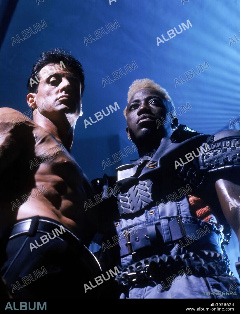 SYLVESTER STALLONE and WESLEY SNIPES in DEMOLITION MAN, 1993, directed by MARCO BRAMBILLA. Copyright WARNER BROS/SILVER PICTURES.