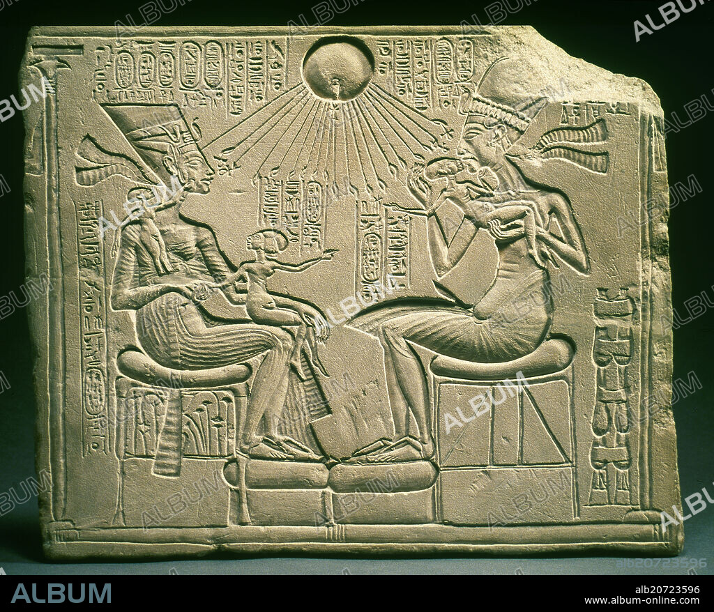 RELIEVE DE LA FAMILIA REAL - AKENATON Y NEFERTITI CON SUS HIJOS - PERIODO AMARNA, XVIII DINASTIA HACIA 1350 AC - PIEDRA CALIZA.