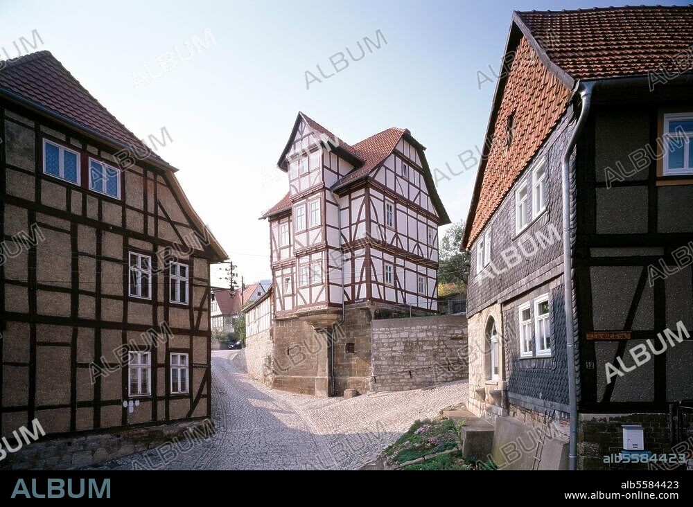 Treffurt, Kirchstraße / Fachwerkhaus mit Steinkonsole. © Florian Monheim Filmsize: 6 × 9 cm.