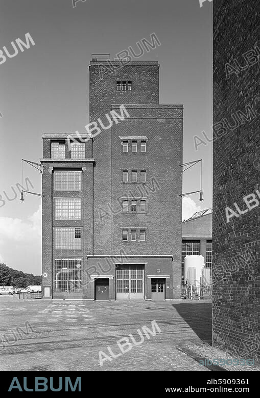Berlin-Wedding, AEG-Fabriken, Volta- und Hussitenstraße. (erbaut 1910/12; Arch.: Peter Behrens). Teilansicht: Eingang Gustav-Meyer-Allee / Ecke Hussitenstraße. Foto, 1998.
