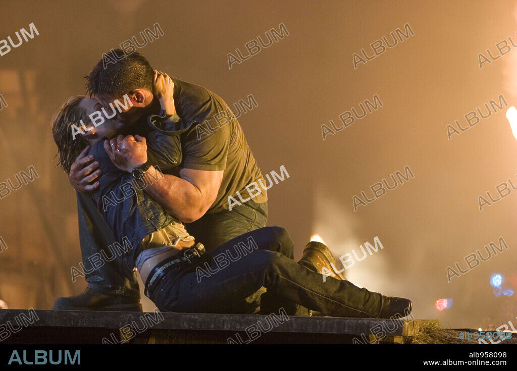 JOHN CENA y KELLY CARLSON en PERSECUCION EXTREMA, 2006 (THE MARINE), dirigida por JOHN BONITO. Copyright WWE FILMS.
