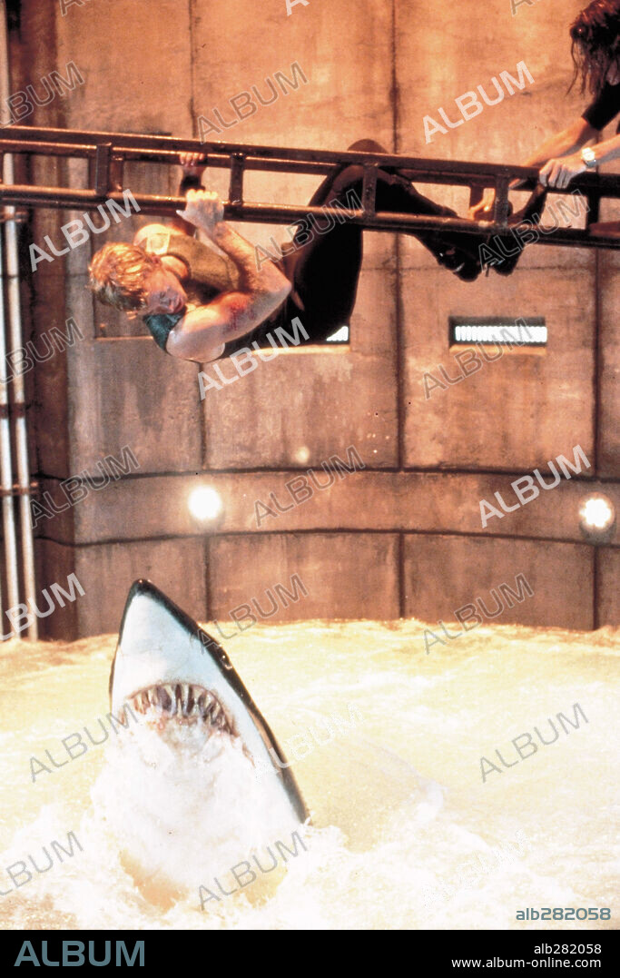 SAFFRON BURROWS and THOMAS JANE in DEEP BLUE SEA, 1999, directed by RENNY HARLIN. Copyright WARNER BROS. PICTURES / WALLACE, MERIE W.