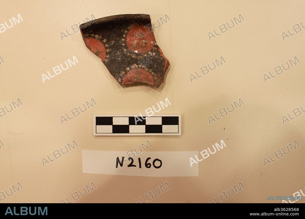 Ceramic fragment. Dimensions: D. 14 x H. 1.7 cm. Date: 8th-12th century.