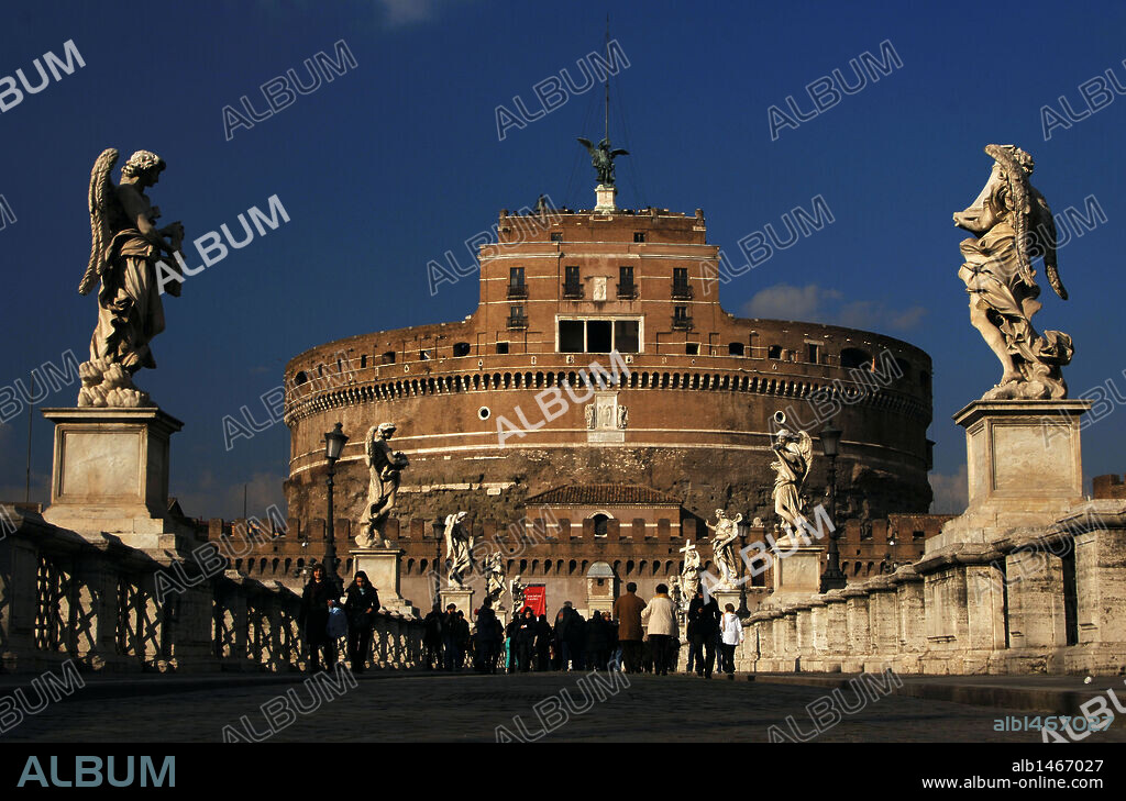 TURISTAS cruzando el PUENTE (siglo XVII) decorado con estatuas de Bernini, que conduce al CASTILLO DE SANT ANGELO o MAUSOLEO DE ADRIANO, construido en el s. II. ROMA. Italia.