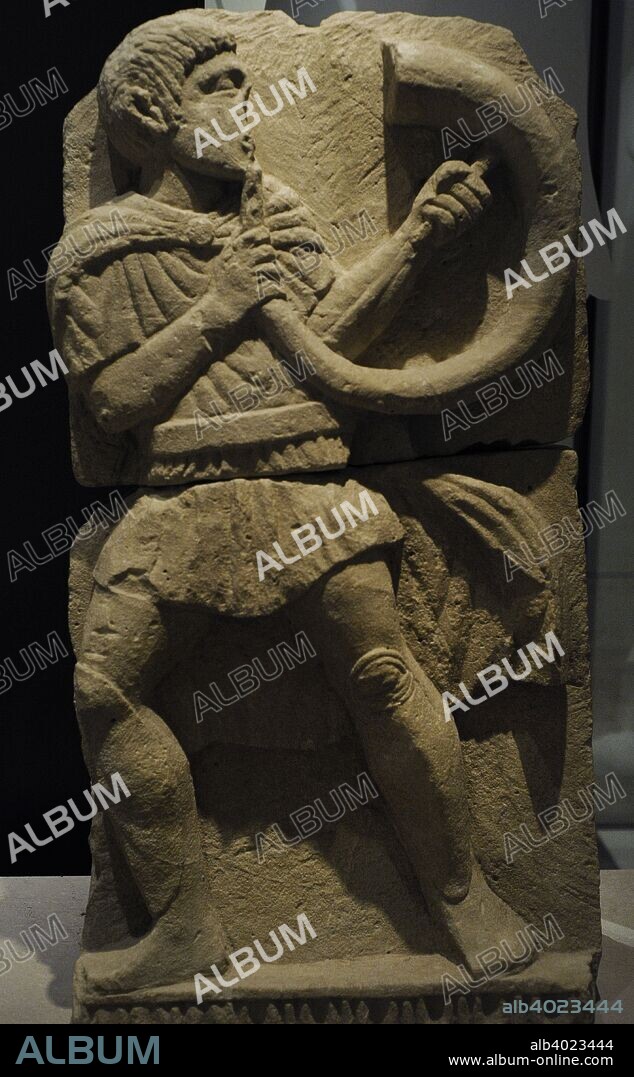 Cultura Ibérica. Sillar del Conjunto B de Osuna. Representan escenas de tipo militar. Detalle de una figura masculina tocando la trompa o cuerno. Principios del siglo I a. C. Piedra caliza. Poblado ibérico de Osuna (provincia de Sevilla, Andalucía). Museo Arqueológico Nacional. Madrid. España.