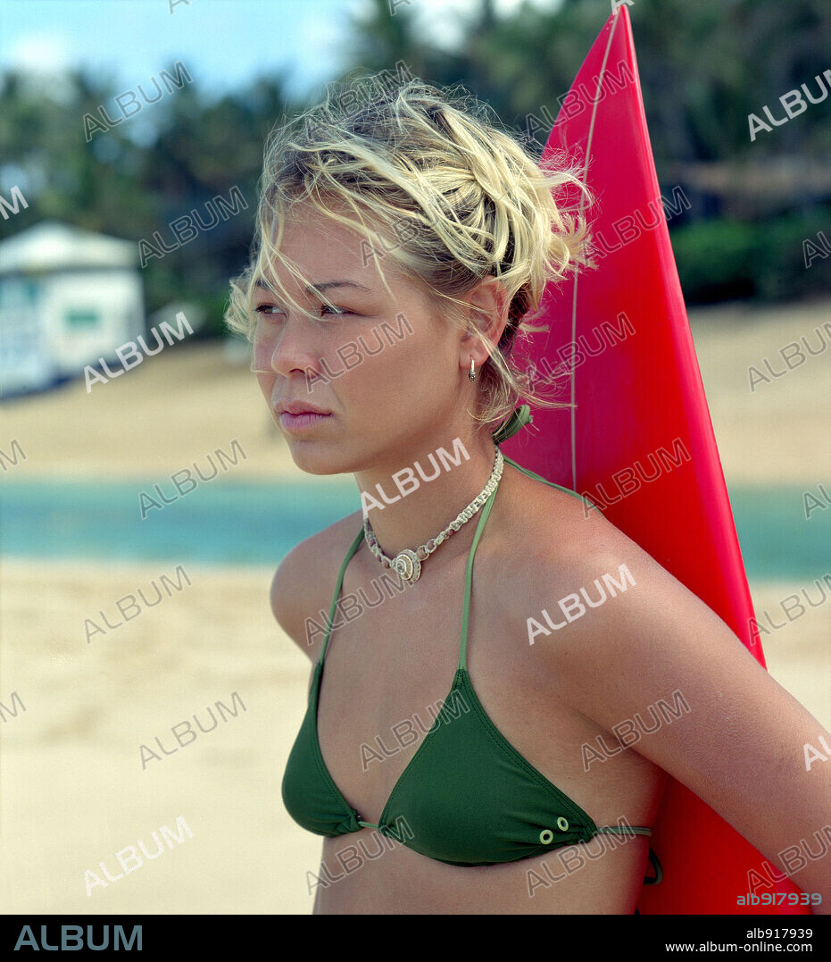 SANOE LAKE en EN EL FILO DE LAS OLAS, 2002 (BLUE CRUSH), dirigida por JOHN STOCKWELL. Copyright UNIVERSAL STUDIOS / JOHNSON, JOHN.