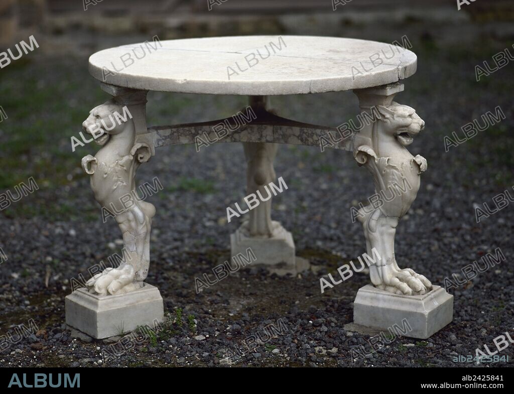 ARTE ROMANO. ITALIA. MESA DE MARMOL con sus patas decoradas como garras y cabezas de pantera. "CASA DEI CERVI" (CASA DEL CIERVO). Mansión patricia construida en el siglo I d. C. HERCULANO. La Campania.