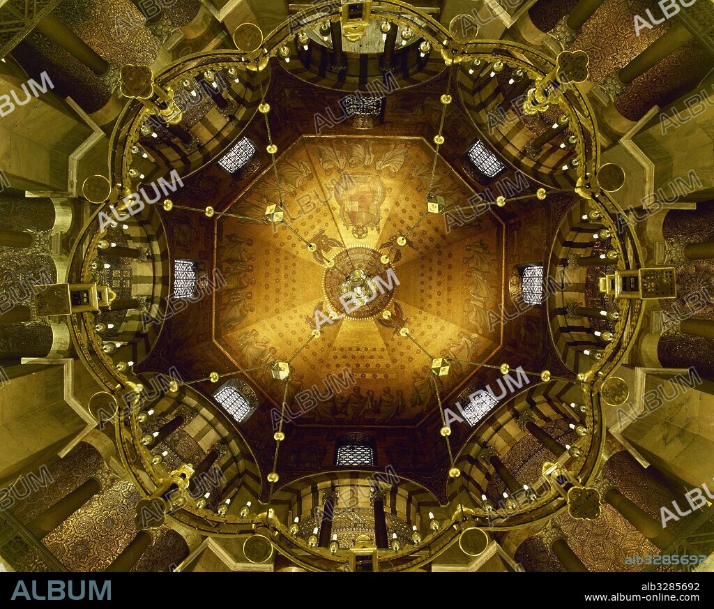 CAPILLA PALATINA DE CARLOMAGNO (798-805). Obra del arquitecto Otón de Metz. Presenta una planta octogonal cubierta por una cúpula. Mosaico de "Los Cuatro Evangelistas" que se encuentra en el techo de la cúpula de la capilla palatina de Aix-la-Chapelle. Aquisgrán. Alemania.