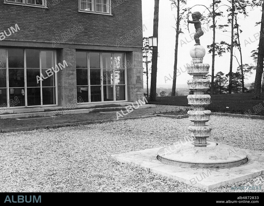 GERMANY BERLIN around 1930. Orig. caption ... HOW OUR TODAY'S YOUTH LIVES A look at the "Annaheim" in Berlin Grünewald, which offers the sports students who are here in education, housing and a social life. The cupid's fountain in front of the "Annaheim". Photo: Presse-Photo / AB Text & Bilder / SVT / Code: 5600 Folder: German student life: University of Berlin, also Annahemmet. 2327 A Annaheim - dormitory for female sports students. In front of the building is a well with a Cupid sculpture by Hugo Lederer. Slideshow Photo report Exterior sites: BERLIN; GERMANY PhotoDate: 193? - ?? - ??.