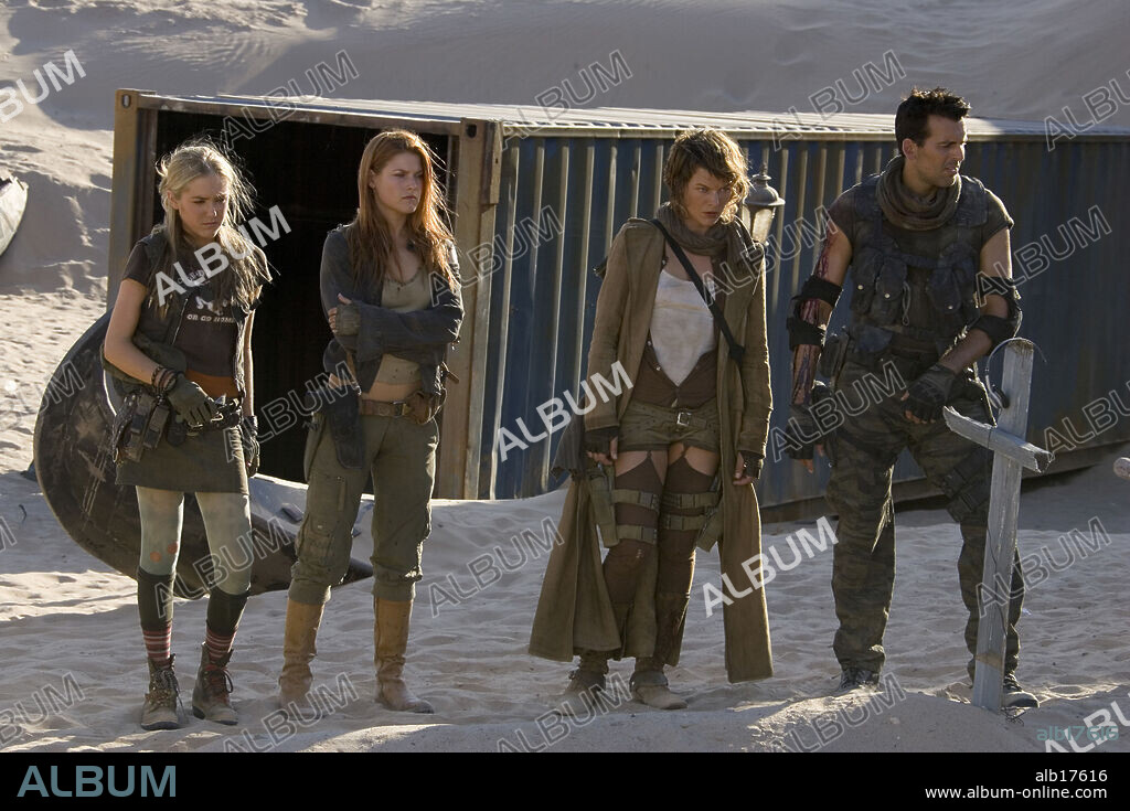 ALI LARTER, MILLA JOVOVICH, ODED FEHR and SPENCER LOCKE in RESIDENT EVIL: EXTINCTION, 2007, directed by RUSSELL MULCAHY. Copyright RESIDENT EVIL PRODUCTIONS/CONSTANTIN FILM PRODUKTION/ / KONOW, ROLF.