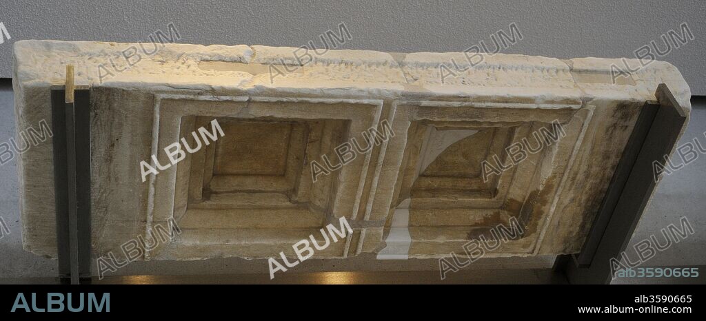 Arte griego. Propileos, entrada monumental de la Acrópolis de Atenas. Detalle de los casetones cuadrados dispuestos de forma regular en el techo. Decorado con molduras pintadas y estrellas doradas en el centro. 437-432 a. C. Mármol pentélico. Museo de la Acrópolis (Acropolis Museum). Atenas. Grecia.