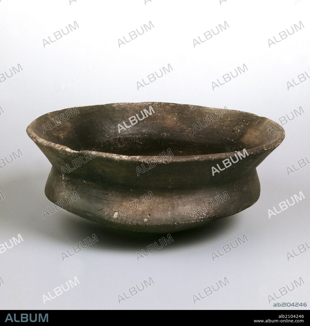PIEZA DE AJUAR DE LA EDAD DEL BRONCE: PLATO CARENADO DE CERAMICA, PROCEDENTE DE LA CUEVA DE ESTREMERA (DEPOSITO: MUSEO ARQUEOLOGICO NACIONAL).