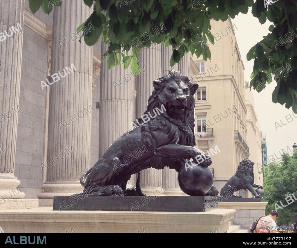 PONCIANO PONZANO Y GASCON. LEONES DE BRONCE FLANQUEANDO LA ENTRADA DEL EDIFICIO DEL CONGRESO DE LOS DIPUTADOS - 1866.