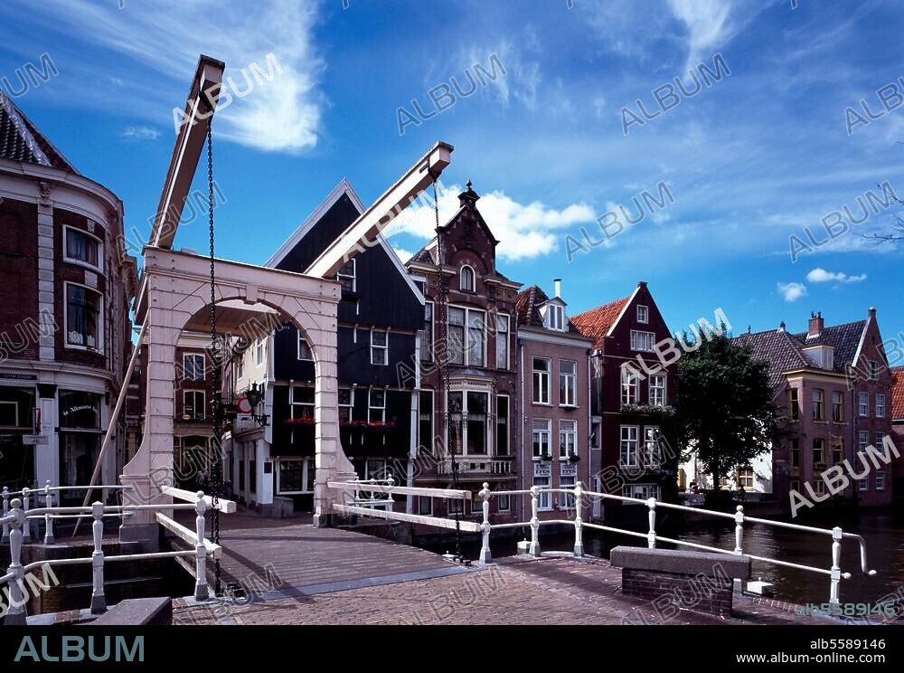 Alkmaar, Gracht Luttik Ouddorp / Zugbrücke © Florian Monheim Format / Filmsize: 6 × 9 cm.