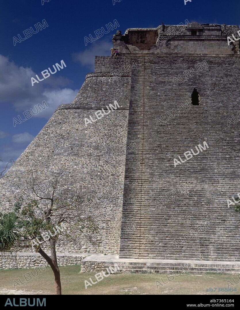 PIRAMIDE DEL ADIVINO-ESCALERA-S X AC-CULTURA MAYA PUUC.