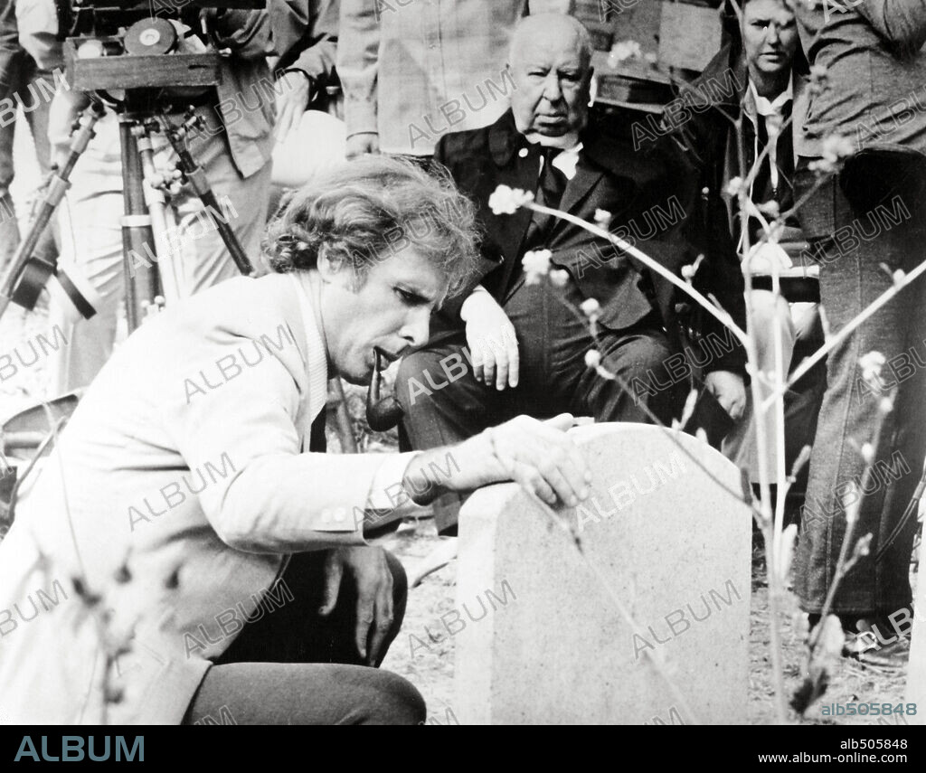 ALFRED HITCHCOCK y BRUCE DERN en LA TRAMA, 1976 (FAMILY PLOT), dirigida por ALFRED HITCHCOCK. Copyright UNIVERSAL PICTURES.