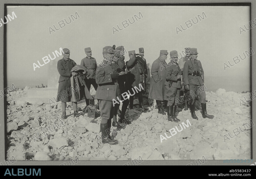 Charles I, Emperor of Austria and King CharlesIV of Hungary. (1916-1918), 1887 - 1922. - Emperor Charles I (right) during a visit to a regiment of the Kaiser-Jäger (Tyrolean Rifle Regiments) at the Italian frontline. - Photo, 1917. Berlin, Sammlung Archiv für Kunst und Geschichte.