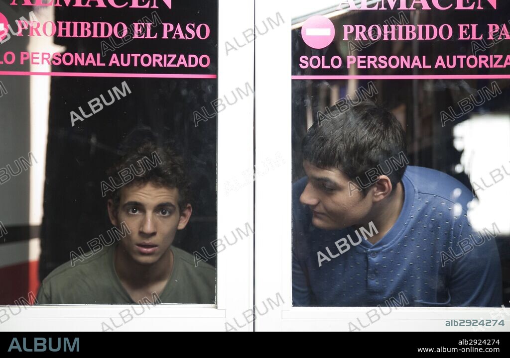 ANTONIO BACHILLER y MIGUEL HERRAN en A CAMBIO DE NADA, 2015, dirigida por DANIEL GUZMAN. Copyright EL NIÑO PRODUCCIONES/LA COMPETENCIA/LA MIRADA OBLICUA/TELEFO.