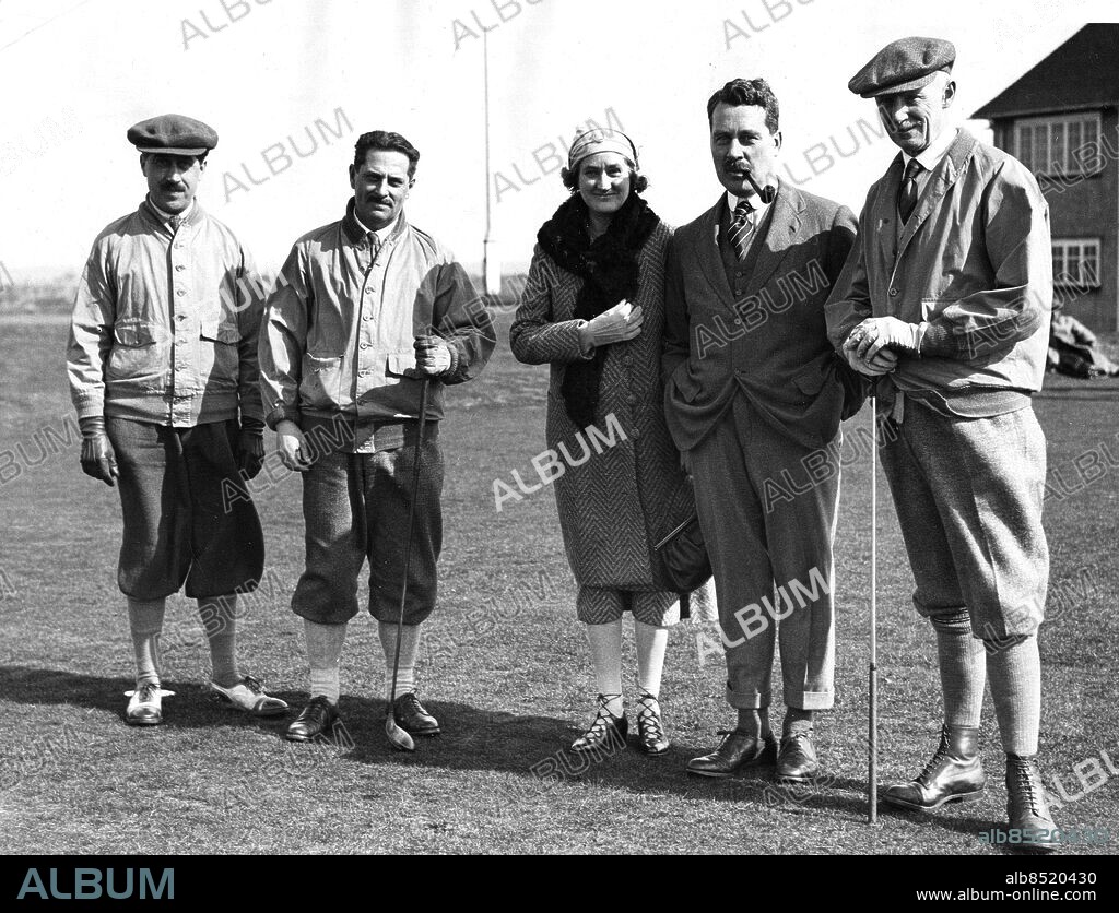Arkiv 1931. Svenske ministern i London, friherre Erik Palmstierna (tv), tillsammans med general dUggla, svensk militärattaché, lady Blackett, sir Basil Blackett och sir Plunket Barton. Alla är klädda för en golfrunda på en bana i Kent.. Foto: Text & Bilder / SVT / Kod: 5600.