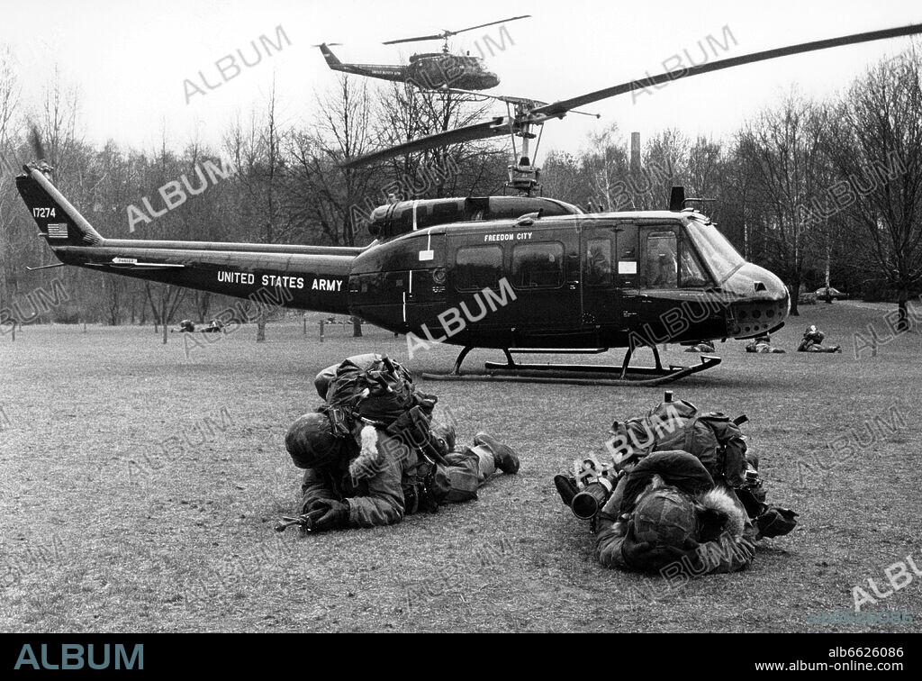 French soldiers being dropped off by helicopters of the US Army during the three-day allied maneuver on 11th April 1980 in Berlin. 11/04/1980