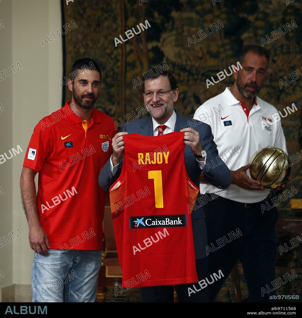 MADRID. 31 de julio 2014.  El presidente del Gobierno Mariano Rajoy recibe a los jugadores de la selección española de Baloncesto en la Moncloa. Foto Oscar del Pozo     ARCHDC.