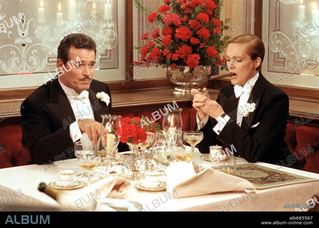 JAMES GARNER and JULIE ANDREWS in VICTOR / VICTORIA, 1982, directed by BLAKE EDWARDS. Copyright M.G.M/UNITED ARTIST.