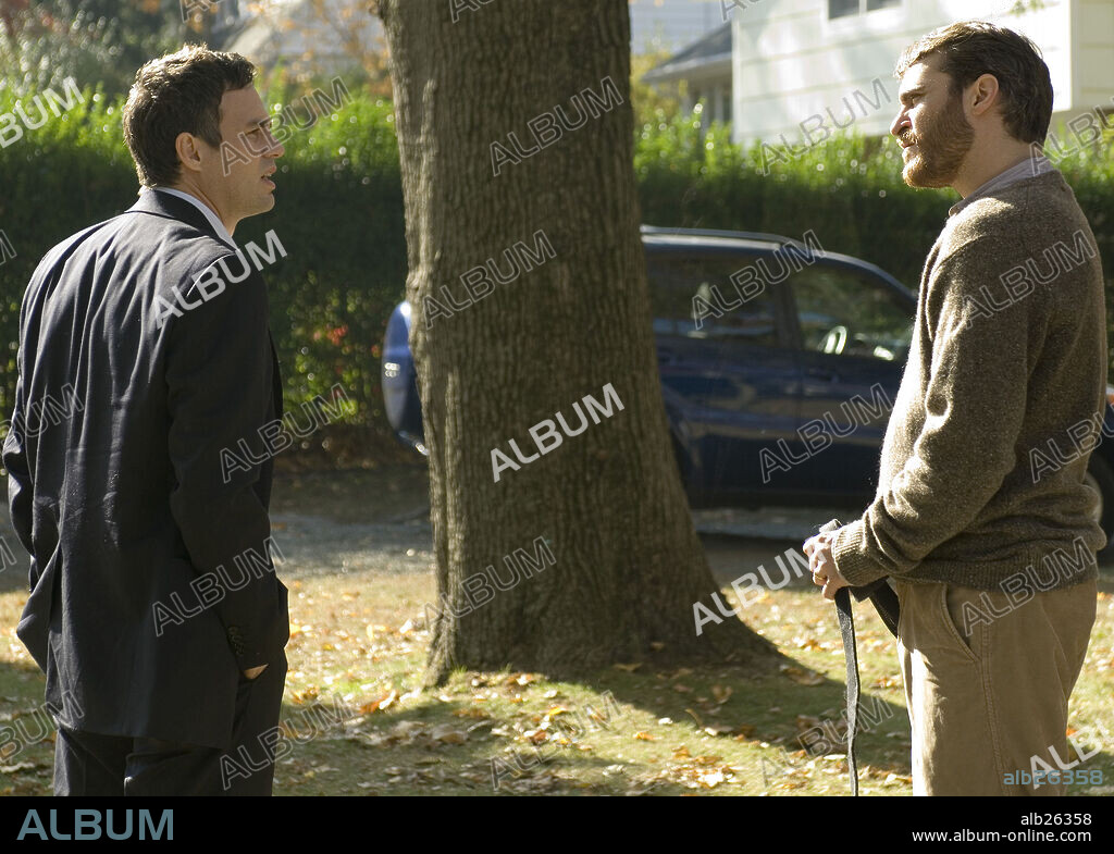 JOAQUIN PHOENIX and MARK RUFFALO in RESERVATION ROAD, 2007, directed by TERRY GEORGE. Copyright FOCUS FEATURES/RANDOM HOUSE FILMS/RESERVATION ROAD/MIRACLE P / POLAY, MACALL.